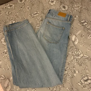 Blåa jeans från monki - Detta är ett par jeans från monki jag har ägt i ett år men sällan använt där av har jag valt att sälja dom. Dom är i storlek 29. Du själv står för leveransen :) (kan eventuellt mötas upp i Karlstad)