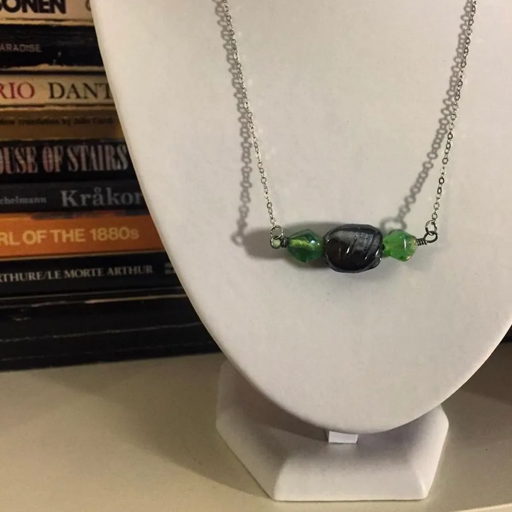 Halsband ”Loki” från märket @Rubyjude.jewellery på instagram. Pärlorna är av glas 💚🖤. Accessoarer.