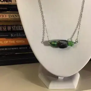 Halsband ”Loki” från märket @Rubyjude.jewellery på instagram. Pärlorna är av glas 💚🖤