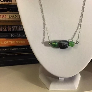 Loki halsband i glas - Halsband ”Loki” från märket @Rubyjude.jewellery på instagram. Pärlorna är av glas 💚🖤