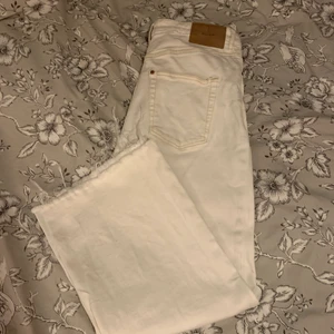 Vita Wide jenas från H&M  - Detta är vita jeans (wide high waist ankle length) de är i storlek 42. Men upplever dom själv som en 40. Köparen står för leveransen 