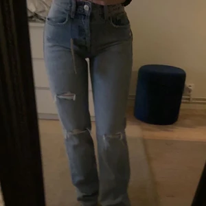 Zara jeans - Helt nya zara jeans! Mid waist straight storlek 34 200kr! Om flera är intresserade är det bud. HÖGSTA BUD🥂⭐️🥰 200kr (köparen står för frakt)