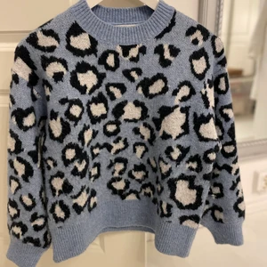 Leopard tröja - En blå leopard färgad tröja, använd 1-2 gånger i nytt skick utan några fläckar eller märken. Strl xs men passar nog även S-M💖 Köptes för 400kr. Jätte fin till både vardag och fest klädsel.
