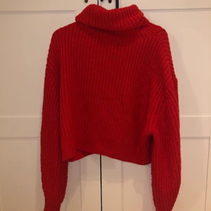 Röd stickad tröja  - Har använt den fina tröjan ett par gånger men nästan i nyskick! Den stämmer överens med strl, annars kan den passa dom som brukar ha M. Pris och frakt kan diskuteras i dm. 