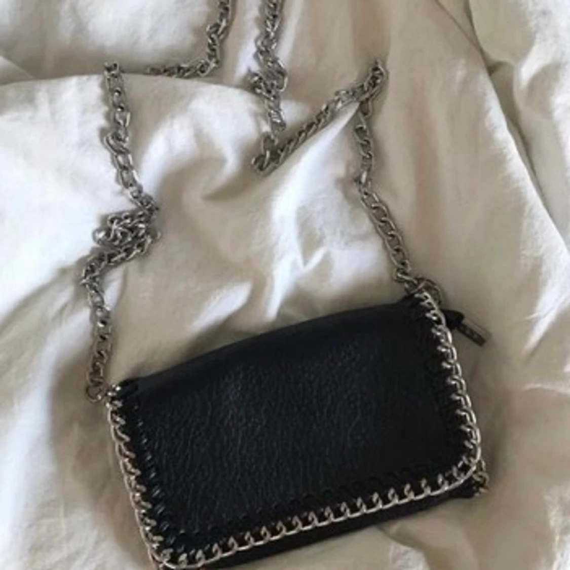 En svart tiamo väska  - 90