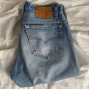 Vintage levis jeans - Vintage levis i modell 501xx i strl 32/36, sitter ungefär likadant som vanliga vintage 501 i strl 30/34🥰💖