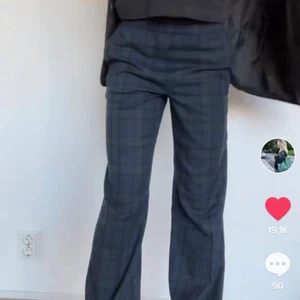 Lågmidjade kostymbyxor  - Skitsnygga rutiga kostymbyxor från Zara i storlek XS. Jag är 170 cm och de är lite för långa! Sitter Lågmidjade beroende på vilken storlek man har! Nästan aldrig använda.