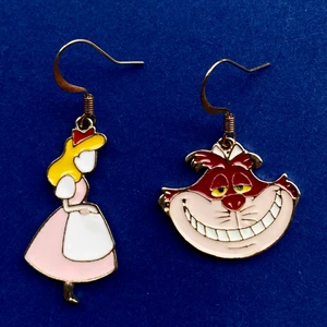 Alice in wonderland örhängen  - Nickelfria krokar och fri frakt ❤️