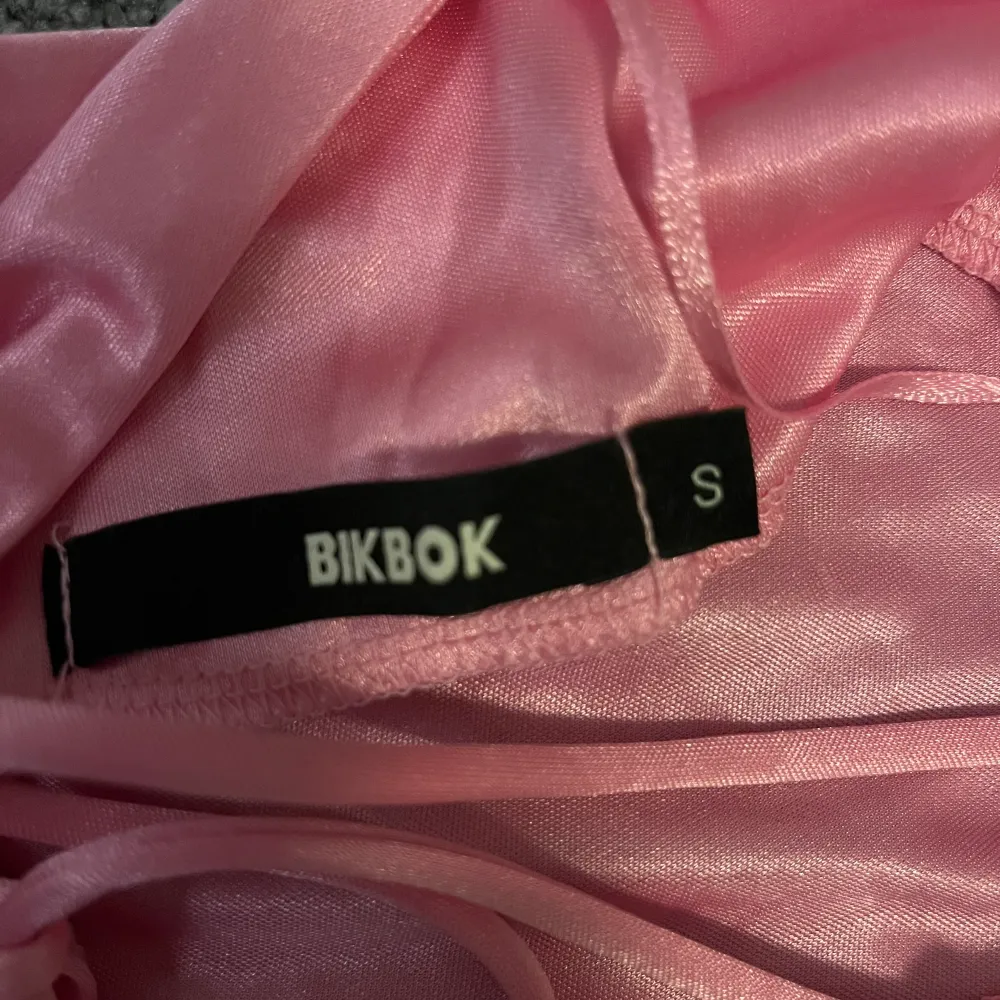 Säljer denna fina rosa satin topp från Bikbok då den aldrig kommer till användning. Är i storlek S men passar både större och mindre pga de långa banden. Säljer för 40kr + frakt.🥰❣️. Toppar.