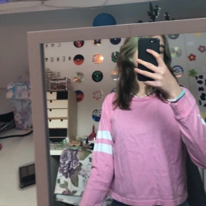 Rosa sweatshirt  - Säljer denna rosa sweatshirt med vita detaljer på armarna. Den är i fint skick och säljer pga att den inte kommer till användning. Om annan frakt önskas löser jag det.