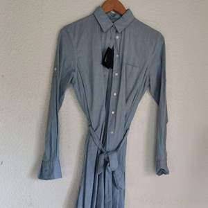 Helt ny skjörtklänning från Gant.  Väldigt fin kvalité Stl: small Nypris ö: 1,099kr