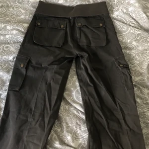 Vintage y2k low waist cargo byxor  - Säljer mina mörkgröna vintage cargopants som är köpta på plick - aldrig använda av mig och är i utmärkt skick.💚 Snygga detaljer med fickor och den lågmidjade modellen. Köpare står för frakt- jag finns i dm för bilder/info😎