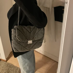 Väska från ZARA  - Säljer denna supersnygga väska från Zara. Perfekt storlek, funkar både till skolan eller till lite festligare tillfällen. Får plats med allt man behöver! ✨💘  måtten är ungefär 30cm bred och 20cm hög. Önskas fler bilder för att få fram storleken bättre så fixar jag det! 🥰 frakten är inkluderat i priset! 📦