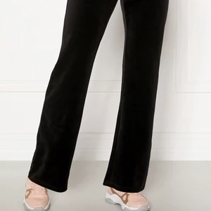 juicy byxor i gamla modellen - Säljer mina Juicy byxor i den gamla modellen. De är i perfekt skikt men jag gillade inte längden på de, Jag som är 165 cm. Gamla modellen Se ungefär ut som de nya men har gulddetaljer på fickorna och mindre detaljer framifrån. Fe är även lite kortare än den nya modellen och mer lowwaisted. Säg till för fler bilder. Strl Xs❤️ Lägger upp en till annons för att det var lite info på den andra❤️Säljer från 670 om jag får månfa bud kan det bli högre