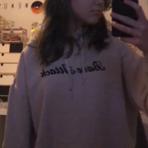 Rosa croppad hoodie med tryck. - Säljer denna fina rosa, croppade hoodie i fint skick. Säljer pga av att den inte kommer till användning. Om annan frakt önskas fixar jag det.