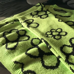 Blommig sweatshirt - Köpte denna superfina sweatshirt på plick, dock är den från shein från början vilket inte framgick när jag köpte den. Den är superfin och väldigt varm vilket passar nu under vintern.