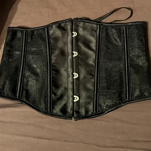 Korsettbälte - Svart korsettbälte. Lite längre och väldigt fint! Skulle säga att det är i storlek S! :)
