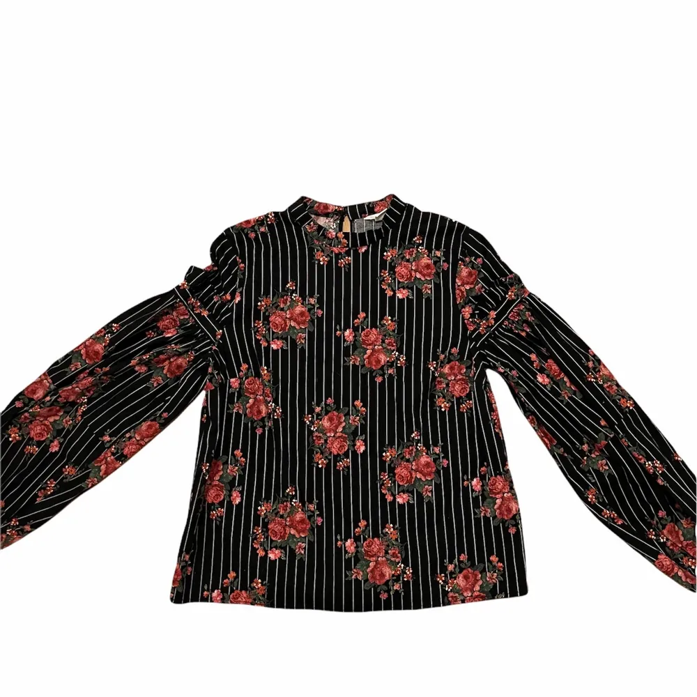 This blouse has a cute flower pattern to it and has long sleeves ✨🤍🤍. Blusar.