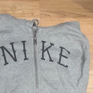 Grå nike hoodie - snygg grå nike zip hoodie 🥰🥺  frakten kostar 66kr spårbart