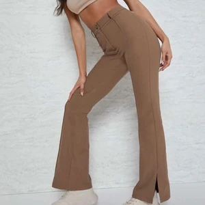 Kostymbyxor - Kostymbyxor med en split på sidan. Aldrig använda. Köparen står för frakten