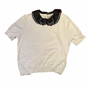 T-shirt med krage  - Jättefin vit t-shirt med en virkad svart krage!🖤🤍 den är i bra skick och är i storlek S. Köparen står för frakten 📦💕