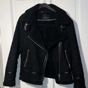 Höst jacka  - Perfekt höst eller vår jacka men fungerar även som vinterjacka om man har en tjocktröja under. Jackan är storlek S 