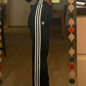 Adidas byxor  - Säljer asballa adidas byxor, prislappen sitter kvar. Dom är raka i benen, en aning långa på mig som är 1,58 så men viker man upp dom som jag gjort på bilderna sitter dom perfekt. Dom är i st 32 men är ganska stora i storleken!!🙏 säljaren står för frakt, kan mötas upp i kalmar/Borgholm