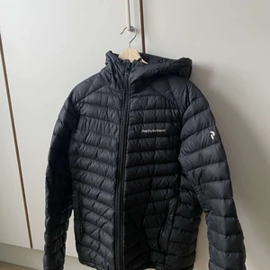 Peak performance jacka - Peak performance jacka i herrmodell storlek M, ca 2år gammal. Har en liten lagning på ryggen, se bild. Annars fint skick!☺️ Kan mötas i Gävle, annars tillkommer frakt!😙