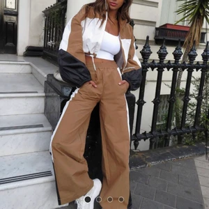 Matchande set  - Säljer detta superfina set från ASOS (slutsåldt på hemsidan). Använd fåtal gånger i sommar☺️ byxor : 34, jacka : 36 (både och passar xs-m)