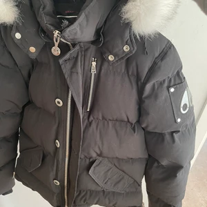 Moose knuckle jacka storlek M - Det är en vinterjacka i storlek M, passar bra för en som fryser mycket, då den är riktigt varm. Nypris på den är 12000kr, köpte den för 5000kr, har knappt använt den. Säljer den för 2000kr men kan tänka mig att sänka priset då jag vill bli av med den.