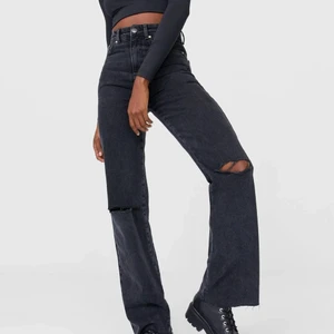 Strandivarius strl 32 - Säljer en av mina favorit jeans då de tyvärr blivit för små! Använt de en del men de är fortfarande i bra skick🤌🏽 Skriv privat för fler bilder!