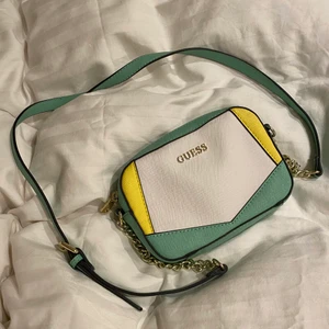 Liten väska från guess - Liten färgglad gullig väska från guess. Nästan aldrig använd🥰