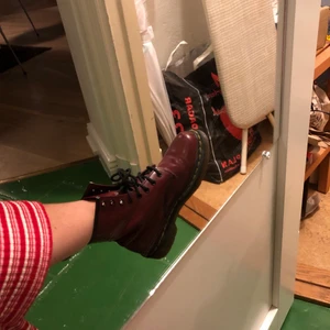 Dr martens kängor  - Funderar starkt på o sälja mina älskade martens kängor i cherry, klassisk gammal modell. Stl 37 o o väldigt bra skick! Ingångna o sköna! Öppen för alla olika typer av prisförslag. Möjligen byta mot andra martens också!😁