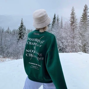 Intressekoll  - Tänkte kolla intresset på denna tröja från madlady, storlek M men passar S också, beror på hur man vill den ska sitta. Oversized i modellen🙈 BUD PÅ: 210kr