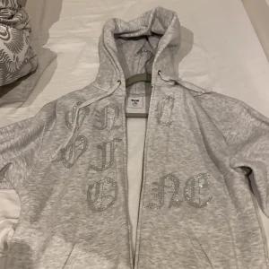 One of one - Zip up tröja i storlek m och superfint skick ÄKTA