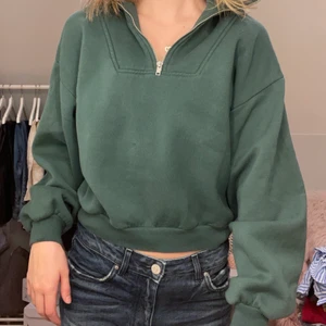 Grön sweatshirt - Grön sweatshirt med dragkedja och hög krage i en kortare modell ⭐️ köpare står för frakt, spårbar eller inte. Pris kan diskuteras 