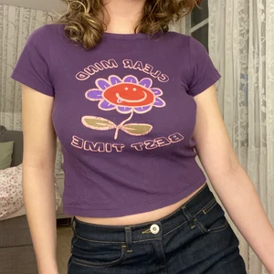 T-shirt - Lila t-shirt med tryck från Urban Outfitters :)