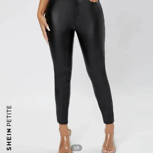 Slätta jeans st M - Hej! Köpte byxorna från shein och inte använda någon gång de va inte min storlek och för korta på mig som är 161, skulle passa dig som är 159.byxorna ligger i påsen och aldrig haft på mig dom💕