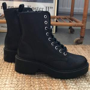 Helt nya boots från Asos! Har inte fått användning för dom och dom förtjänar bättre ❤️ Möts helst upp annars står köparen för frakten.
