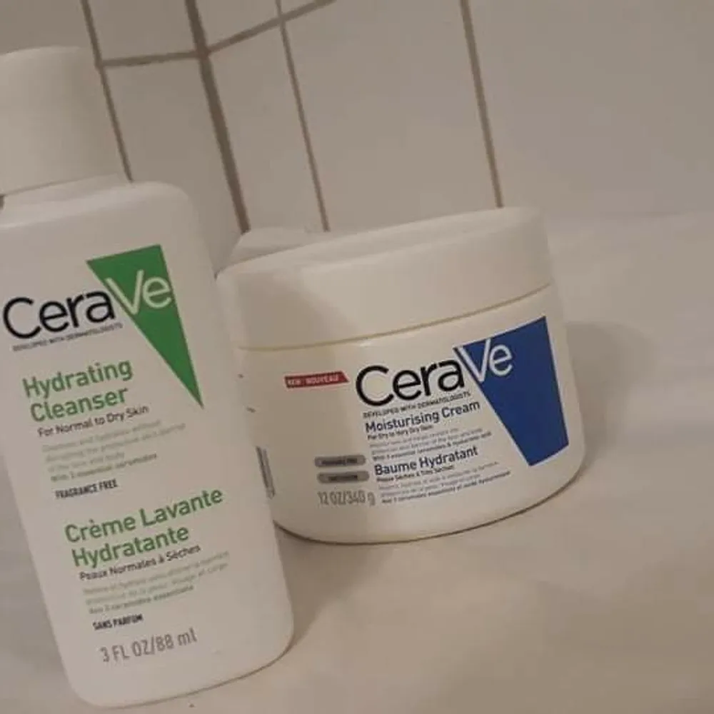 340g Cerave moisturising cream                                       88ml Cerave hydrating cleanser                                       Ny köpt bara testat 120kr för båda . Övrigt.