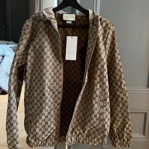 Gucci jacka  - Intressekoll. Hittat second hand i Stockholm. Säljer bara om jag får bra bud! Sitter bra på mig som har M, funkar absolut på S också om man vill ha lite oversize