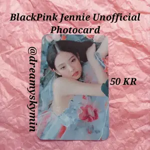 Unofficial Photocard på Jennie från BlackPink. Kvalitén är lika som på andra Photocards. Fri frakt bara 50 KR, du får med sig freebies på köpet!✨