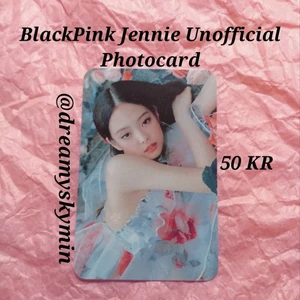 BlackPink Jennie Unofficial Photocard - Unofficial Photocard på Jennie från BlackPink. Kvalitén är lika som på andra Photocards. Fri frakt bara 50 KR, du får med sig freebies på köpet!✨