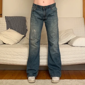 Levis Jeans  - Säljer dessa Levis Jeans i storlek W36L32! Med en 94cm midja och 84cm innerbenslängd! Inga defekter utöver de slitna hälarna💕 Jag på bilderna är 172cm och brukar ha storlek 38/W28/S-M❤️