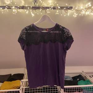 Snygg lila tröja med spets framtill från ONLY i storlek XS! 🍇