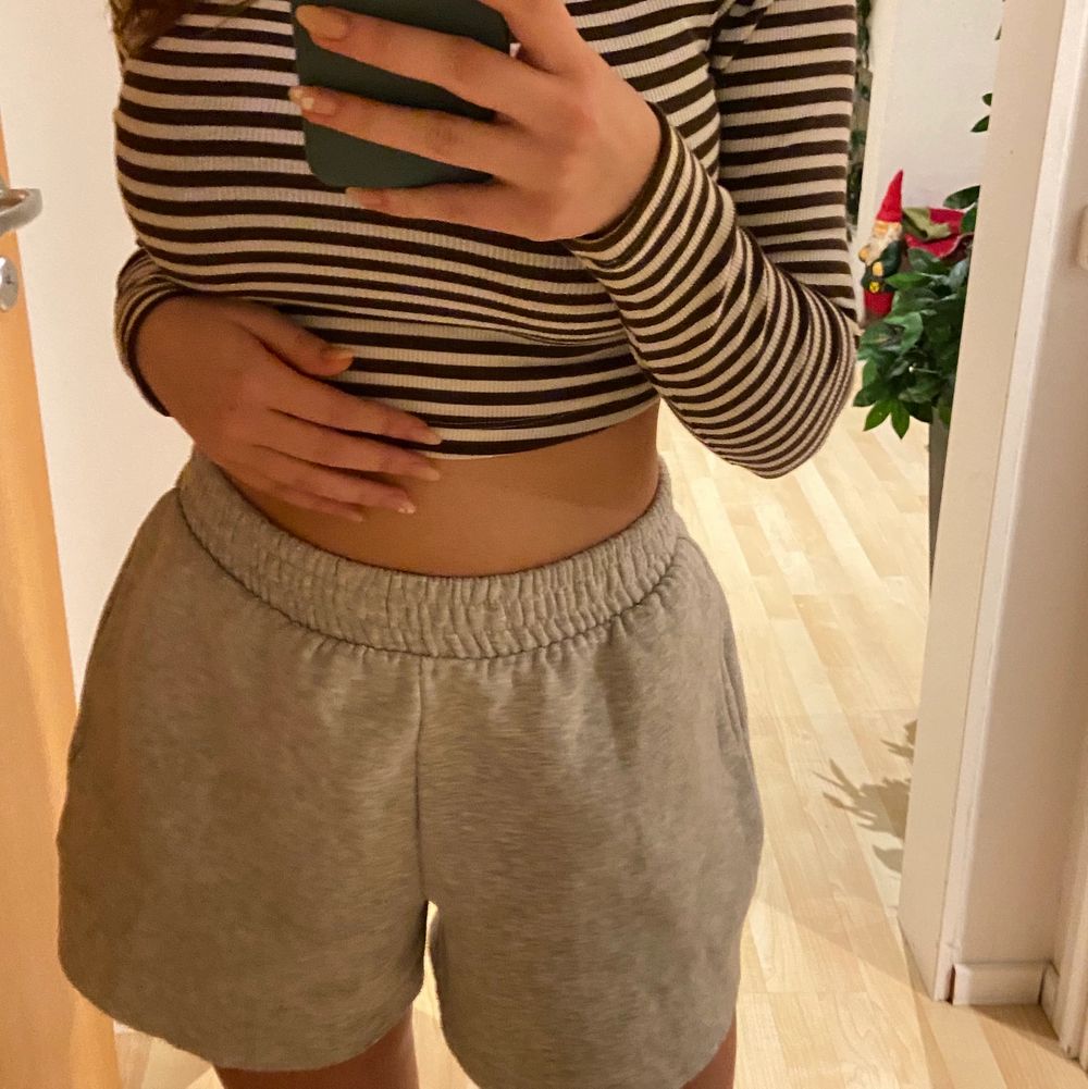 Gråa shorts - Shorts | Plick Second Hand