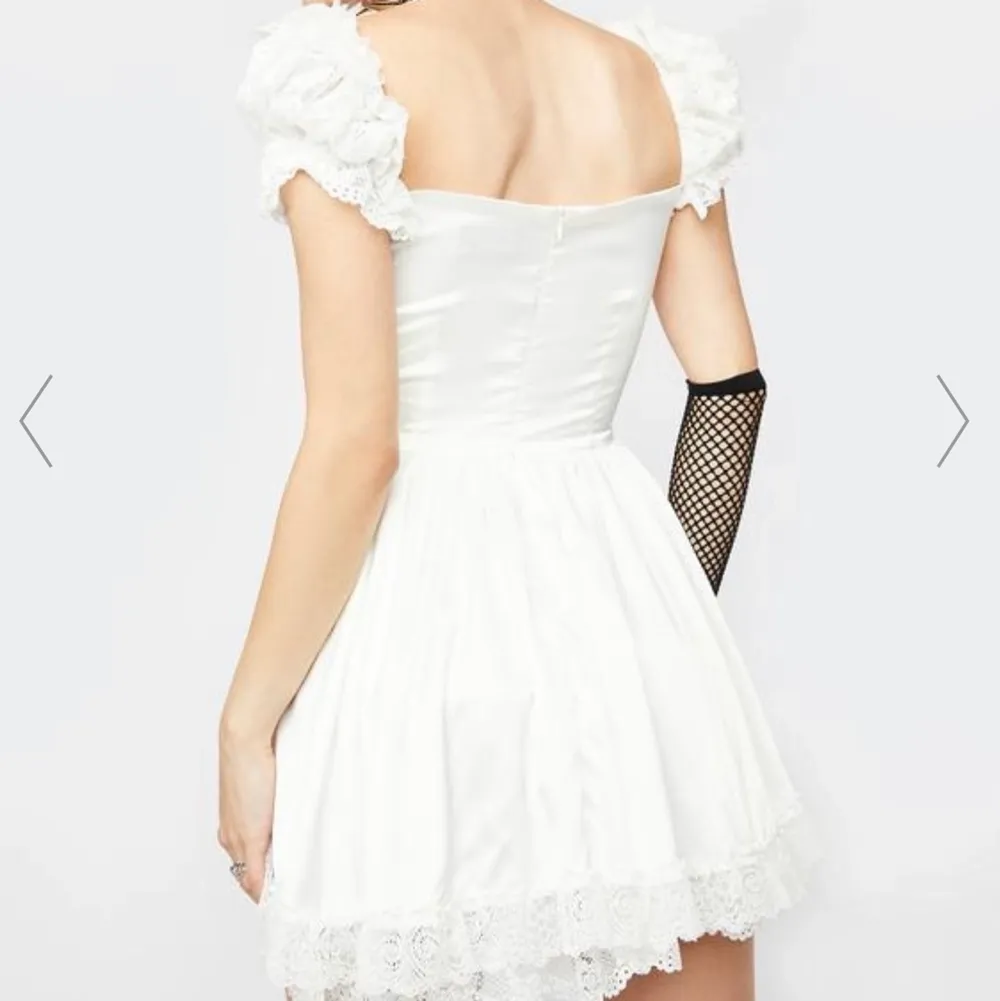 Intressekoll på denna fantastiska klänning från Dollskill. Köpte den i hopp om att kunna använda den på studenten men den är tyvärr för stor. Endast testad med lapparna på. Kostade 54€ (550kr) på hemsidan. Hör av dig om du har några frågor :) . Klänningar.