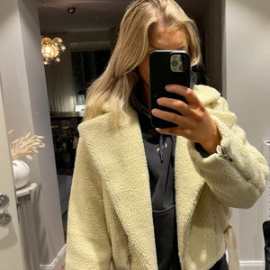 Teddyjacka bikermodell - Hannalicious kollektion för NA-KD