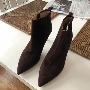 Massimo Dutti stövlar med klack - Är överlag i mycket bra skick. Dock några få tecken på användning finns. Storlek 39.