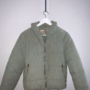 Pull and bear Jacka  - Fin grön pastellig jacka från Pull and bear!💚 Köpte hösten 2019 i butik för ca 600kr, men tror den ej går att hitta nu. Använd ca 1 vinter, men säljer pga att den är lite kort på mig :/ Jackan är i superfint skick! Har endast lite smink på kragen, men det går ju att tvätta bort:).